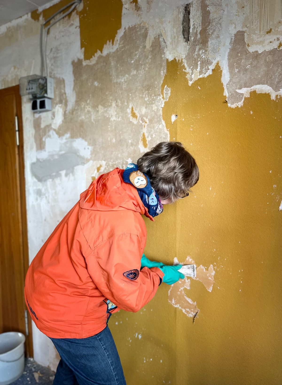 Susanne Liebhart beim Tapeten abziehen